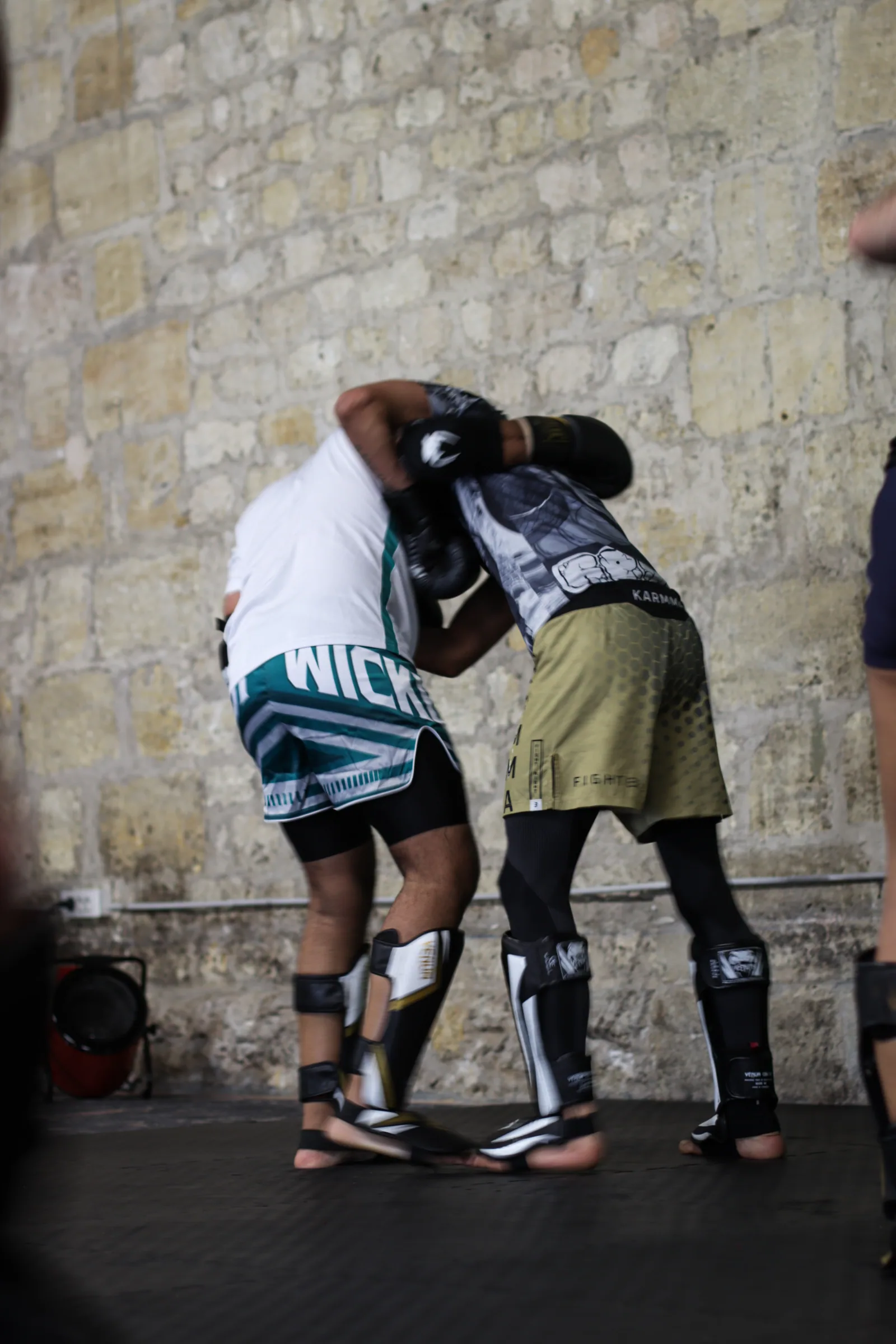 Entraînement Muay Thaï dans la salle des Chartrons